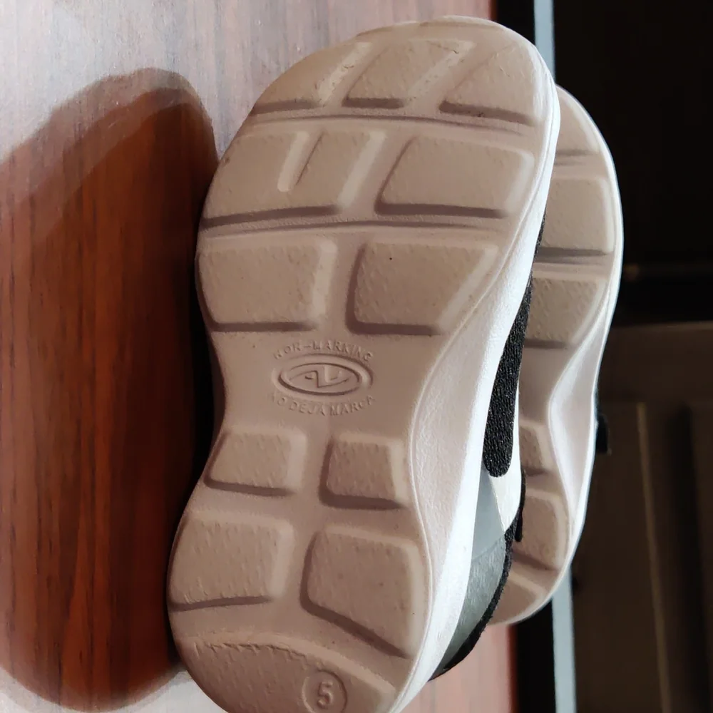 ***Athletic Sneakers Boys(5) Toddlers. - Picture 3 of 6